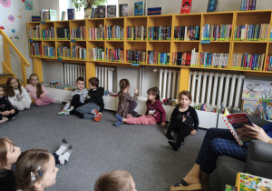 Dzieci słuchają opowieści pani bibliotekarki