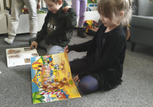 Dzieci przeglądają książki