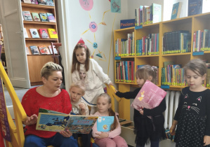 Dzieci sluchają opowieści z książki