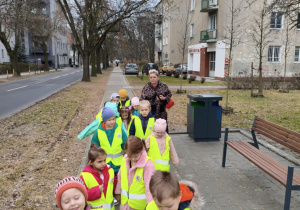 Dzieci w drodze z biblioteki