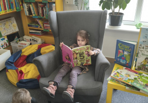 Dzieci przeglądają książki