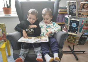 Dzieci przeglądają książki