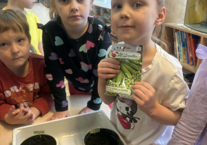 Dzieci przy wiosennych wysiewach