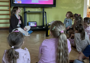 Dzieci oglądają film edukacyjny.