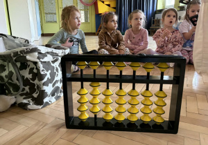 Dzieci podczas warsztatów dotyczących liczydła soroban.