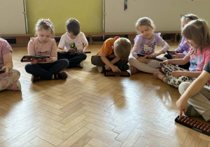 Dzieci pracują na liczydle soroban.