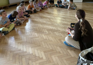 Dzieci podczas warsztatów na temat liczydła soroban.