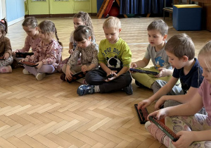 Dzieci pracują na liczydle soroban.