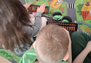 Dzieci dodają i odejmują na liczydłach soroban.