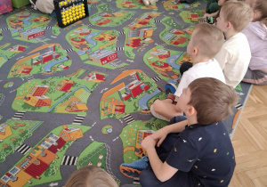 Dzieci dodają i odejmują na liczydłach soroban.