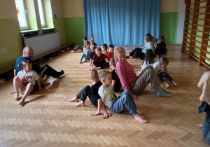 Dzieci i Rodzice ćwiczą podczas zajęć ruchowych.