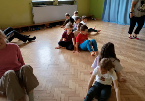 Dzieci i Rodzice ćwiczą podczas zajęć ruchowych.
