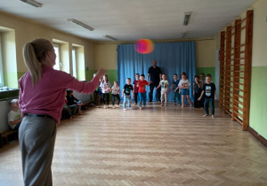 Dzieci i Rodzice ćwiczą podczas zajęć ruchowych.