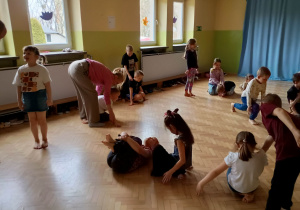 Dzieci i Rodzice ćwiczą podczas zajęć ruchowych.