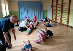 Dzieci i Rodzice ćwiczą podczas zajęć ruchowych.