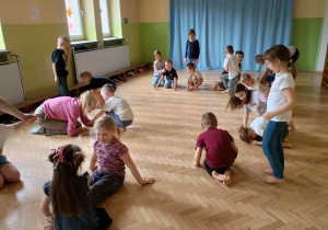 Dzieci i Rodzice ćwiczą podczas zajęć ruchowych.