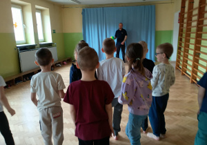 Dzieci i Rodzice ćwiczą podczas zajęć ruchowych.