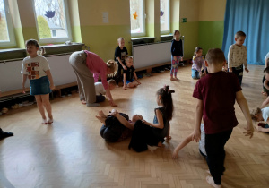 Dzieci i Rodzice ćwiczą podczas zajęć ruchowych.