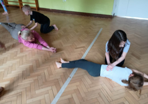 Dzieci i Rodzice ćwiczą podczas zajęć ruchowych.