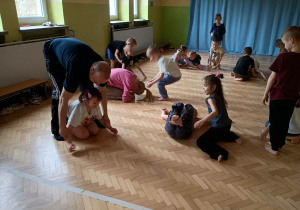 Dzieci i Rodzice ćwiczą podczas zajęć ruchowych.