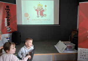 Dzieci podczas warsztatów "Z wizytą u króla".