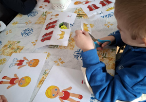 Dzieci podczas warsztatów "Z wizytą u króla".