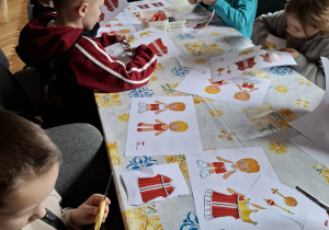 Dzieci podczas warsztatów "Z wizytą u króla".