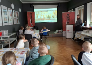 Dzieci podczas warsztatów "Z wizytą u króla".