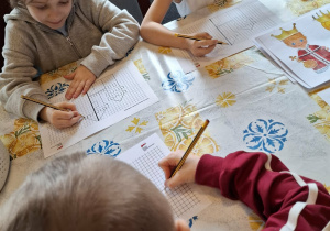 Dzieci podczas warsztatów "Z wizytą u króla".