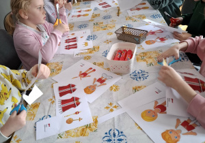 Dzieci podczas warsztatów "Z wizytą u króla".