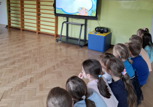 Dzieci oglądają film edukacyjny.