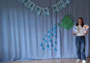 Nauczyciel prezentuje przedstawienie teatralne.