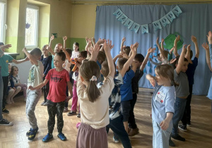 Dzieci tańczą.