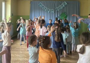 Dzieci tańczą.