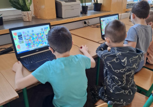 Dzieci uczestniczą w zajęciach komputerowych.