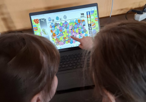 Dzieci uczestniczą w zajęciach komputerowych.