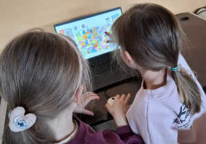 Dzieci uczestniczą w zajęciach komputerowych.