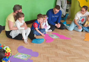 Dzieci we wspłpracy z Rodzicami rozwiązują tematyczne zagadki.