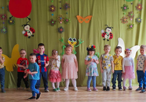 Dzieci śpiewają piosenkę o wiośnie.