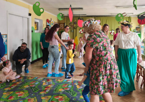 Dzieci wraz z Rodzicami tańczą na wiosennym balu.