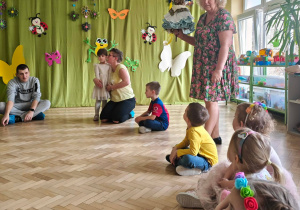 Dzieci żegnaja zimę wierszem o Marzannie.