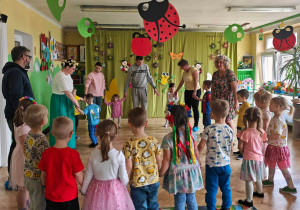 Dzieci wraz z Rodzicami tańczą na wiosennym balu.