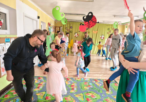 Dzieci wraz z Rodzicami tańczą na wiosennym balu.