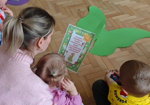 Dzieci we wspłpracy z Rodzicami rozwiązują tematyczne zagadki.