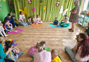 Dzieci we wspłpracy z Rodzicami rozwiązują tematyczne zagadki.