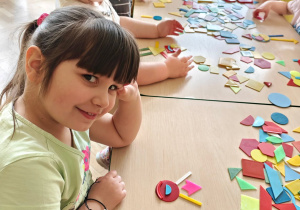 Dzieci układają figury geometryczne w dowolny sposób, tworząc z nich ciekawe obrazki.