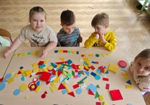 Dzieci tworzą rytm z 3 figur: prostokąt, trójkąt, koło...