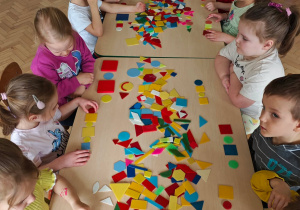 Dzieci tworzą rytm z 2 figur: koło, kwadrat...