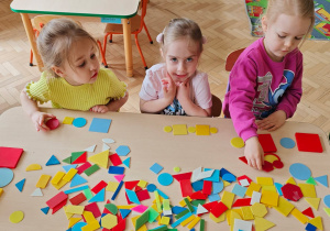 Dzieci tworzą rytm z 2 figur: koło, kwadrat...