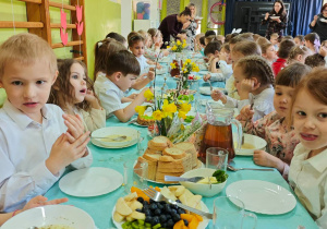 Dzieci jedzą wielkanocne śniadanie.